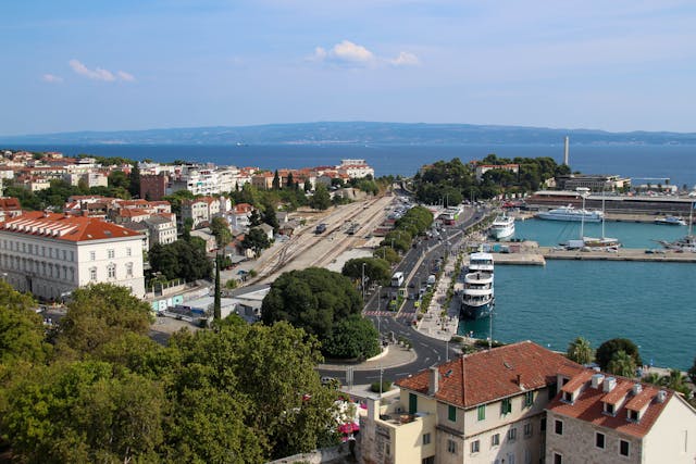 vista de split croacia con puerto y ciudad junto al mar