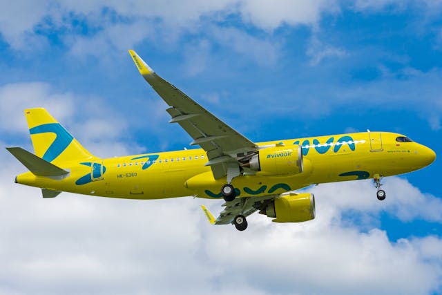 Avión de Viva Air en vuelo, ejemplo de aerolínea low cost popular en América Latina para viajes económicos.