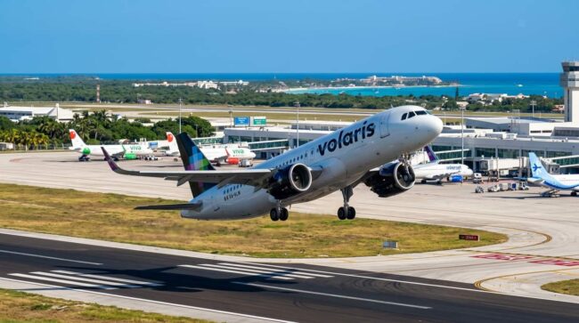 Avión de Volaris despega desde un aeropuerto de México, una de las aerolíneas low cost más usadas para vuelos nacionales.