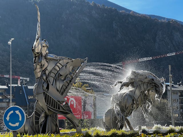 Escultura urbana en Andorra con montañas de fondo, pequeño país entre España y Francia
