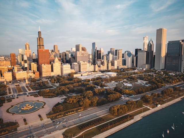Vista aérea del Downtown de Chicago junto al lago Michigan, una de las zonas más buscadas para alojarse por su ubicación y conexión con atracciones turísticas.