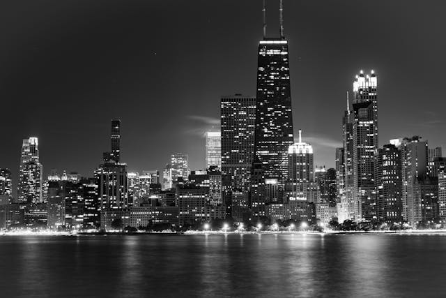 Skyline de Chicago de noche con rascacielos iluminados, vista urbana útil para una guía sobre seguridad y zonas donde alojarse.