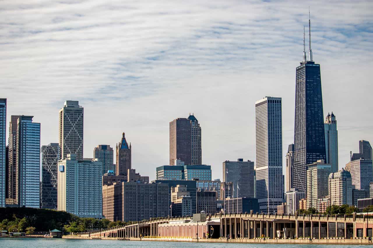 Vista del skyline de Chicago junto al lago Michigan, con rascacielos del centro y la torre John Hancock.