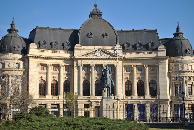 Bucarest, Rumania: destino europeo para viajar con menos multitudes en 2026 Edificio histórico de la Biblioteca Central Universitaria Carol I en Bucarest, Rumania, una ciudad europea que puede ser alternativa para viajar en 2026 con menos multitudes y mejores precios.