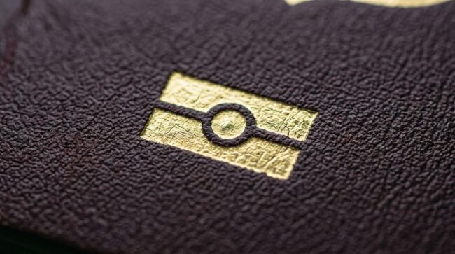 Primer plano del chip electrónico de un pasaporte biométrico utilizado en documentos de viaje modernos