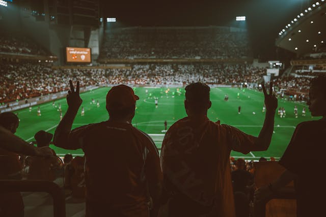 Aficionados observan un partido de fútbol en un estadio iluminado, una imagen que refleja cómo Ciudad de México empieza a vivir el clima del Mundial 2026 entre deporte, cultura urbana y nuevas experiencias para viajeros.