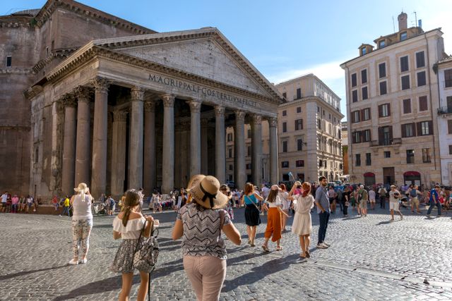Turistas caminando frente al Panteón de Roma, una de las ciudades más caminables del mundo para recorrer sin auto.