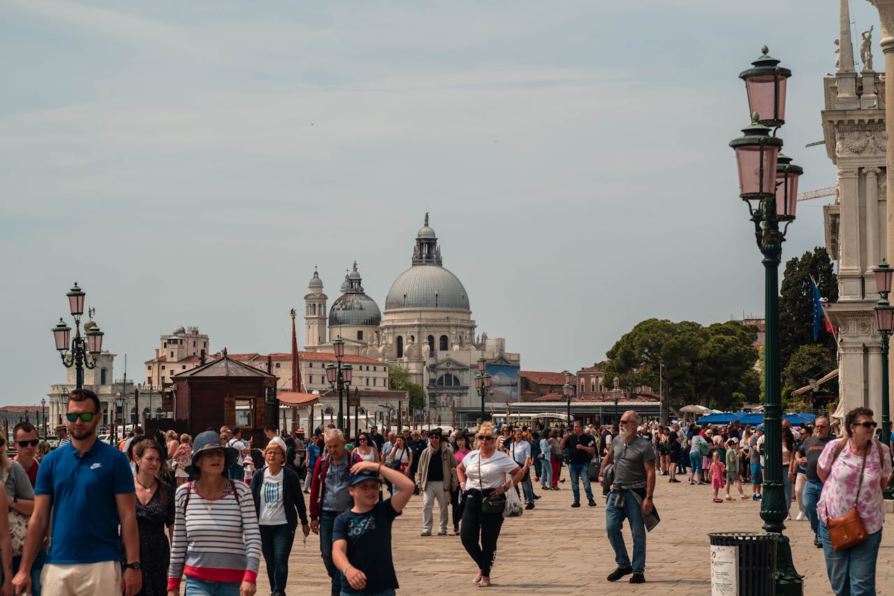 Turistas caminando por la Plaza San Marcos en Venecia, una de las ciudades más caminables del mundo para viajar sin auto.