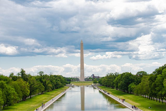 Washington DC, ciudad caminable para viajar sin auto Vista del National Mall en Washington DC con el Monumento a Washington, una zona ideal para recorrer a pie.