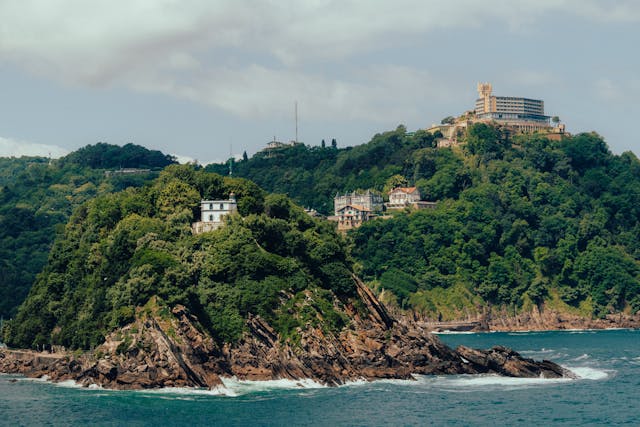 Paisaje costero europeo con acantilados verdes y mar, una imagen que representa destinos alternativos para viajar en 2026 con menos multitudes y una experiencia más tranquila.