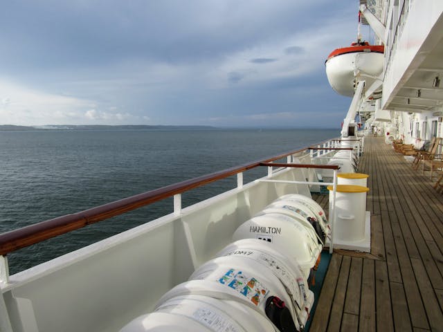 Cubierta exterior de un crucero en alta mar, imagen para artículo sobre seguridad sanitaria en viajes