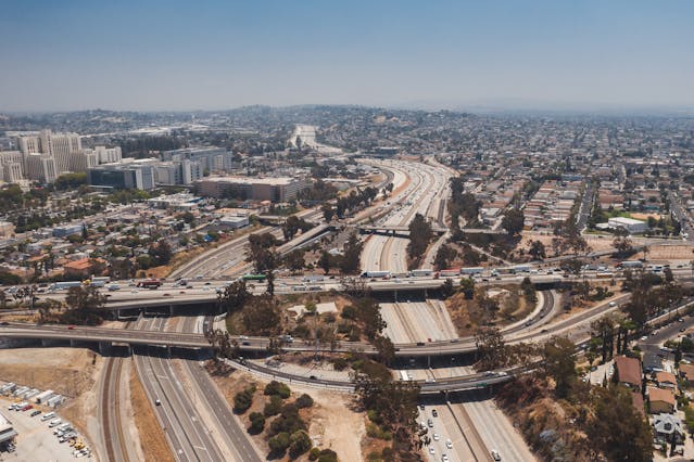 Vista aérea de autopistas en el área de Los Ángeles, una parte clave del viaje en auto hacia San Diego.