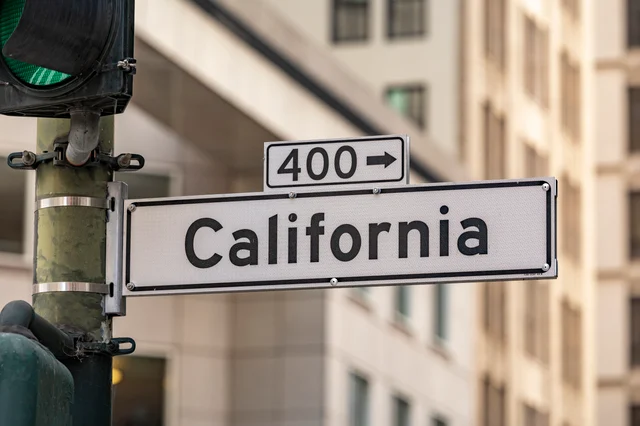 Cartel de una calle llamada California, imagen asociada a una guía sobre el viaje entre Los Ángeles y San Diego.