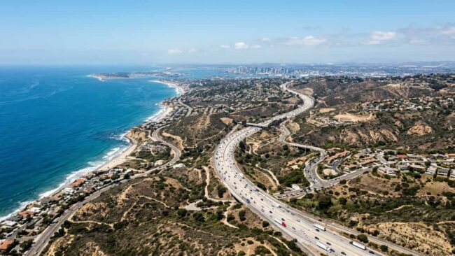 Vista aérea de una autopista costera del sur de California, una de las rutas para viajar entre Los Ángeles y San Diego.
