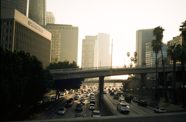Tráfico en una autopista de Los Ángeles, uno de los factores que puede alargar el viaje hacia San Diego.