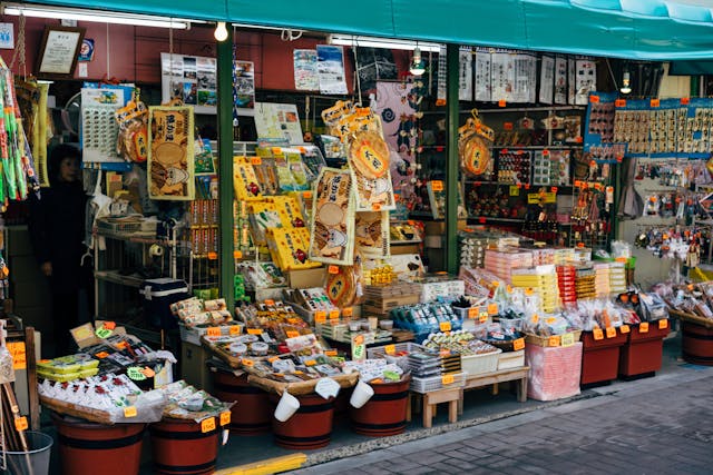 Tienda local en Japón con recuerdos, productos tradicionales y artículos para turistas, útil para una guía de presupuesto de viaje.