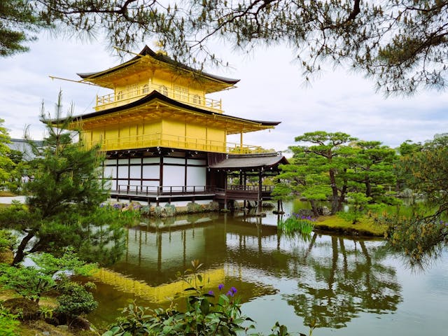 Templo Kinkakuji en Kioto reflejado sobre el agua, una visita clásica para incluir en el presupuesto de un viaje a Japón.