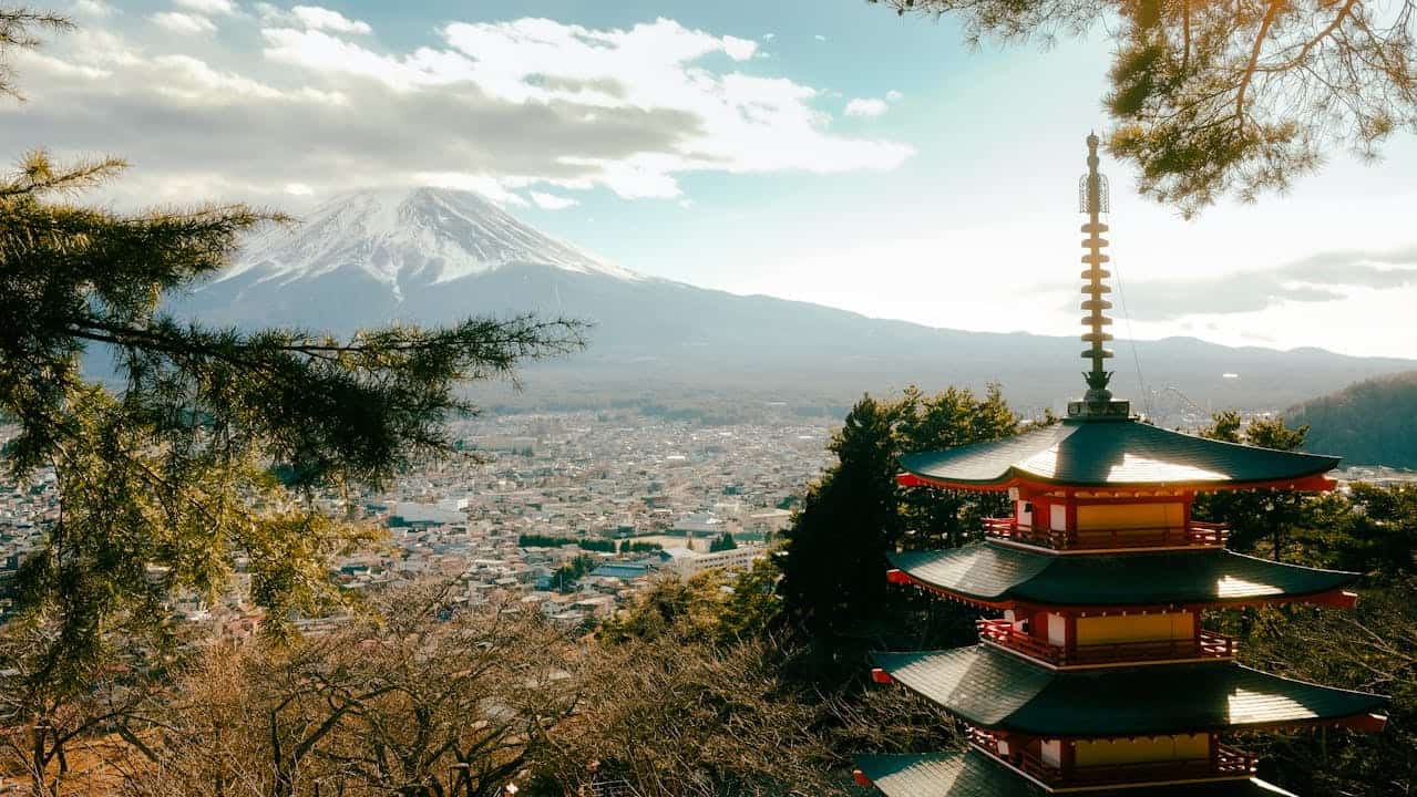 Vista del monte Fuji y una pagoda tradicional japonesa, una postal clásica para planificar cuánto cuesta viajar a Japón.