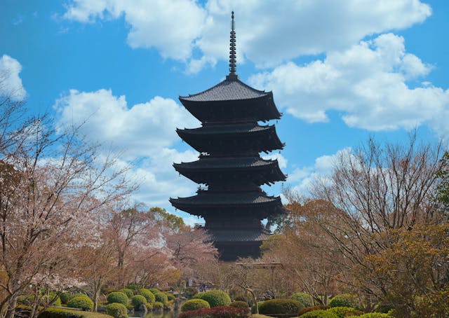 Pagoda tradicional japonesa rodeada de jardines, una imagen representativa para una guía sobre cuánto cuesta viajar a Japón.