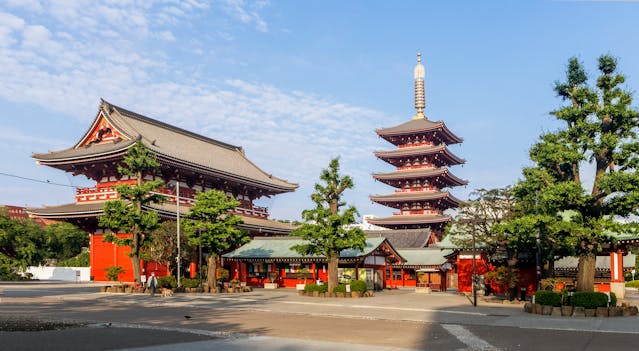 Templo y pagoda tradicional en Tokio, Japón, una imagen ideal para una guía sobre cuánto cuesta viajar al país.