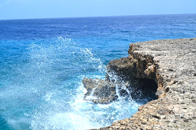 Costa rocosa de Curazao con mar azul en el Caribe, isla ubicada frente a Venezuela