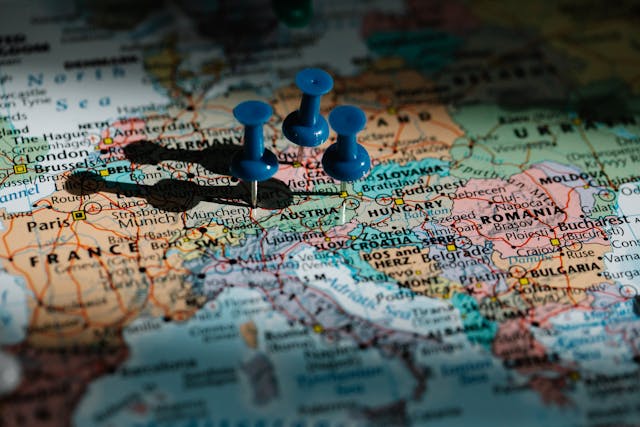Mapa de Europa con marcadores sobre varios países, una imagen que representa la búsqueda de destinos europeos menos masivos para viajar mejor y gastar menos en 2026.