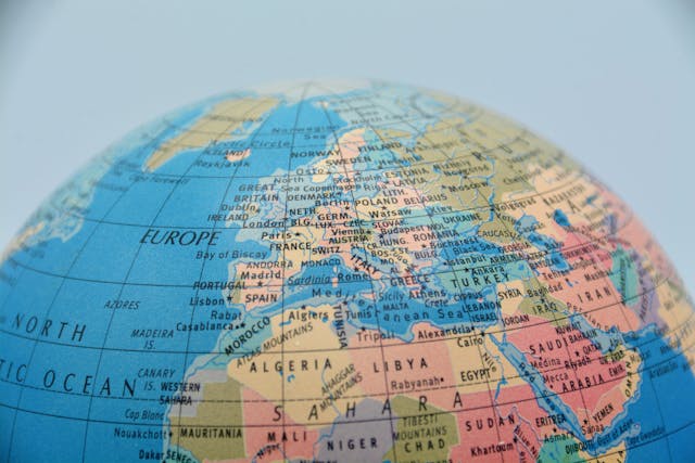Destinos europeos para viajar sin multitudes en 2026 Globo terráqueo enfocado en Europa, una imagen que representa la planificación de viajes por destinos europeos menos masivos para evitar multitudes y gastar menos en 2026.