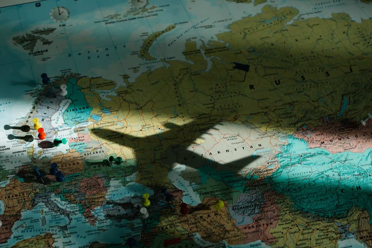Mapa de Europa con marcadores de viaje sobre distintos países, una imagen que representa la búsqueda de destinos europeos alternativos para evitar multitudes y gastar menos en 2026.