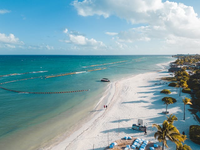 Playa de arena blanca y mar turquesa en la Riviera Maya, zona donde se encuentra Playa del Carmen, México.