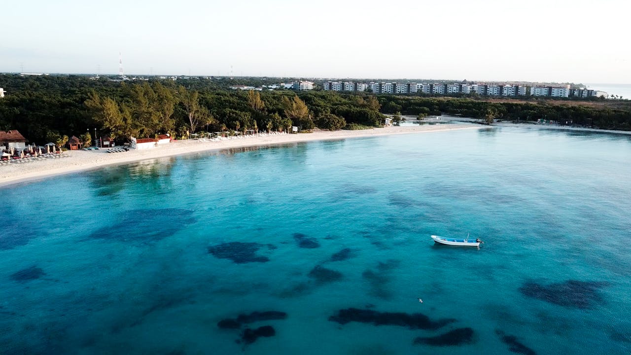 Playa del Carmen en la Riviera Maya, Quintana Roo, México, vista desde el aire junto al mar Caribe.