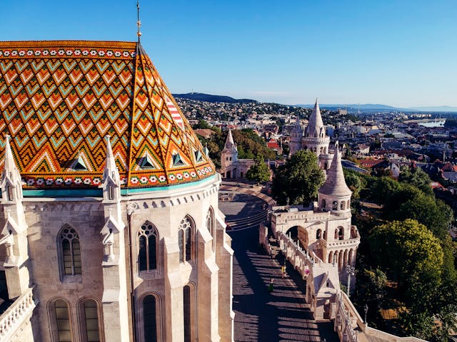 Bastión de los Pescadores e Iglesia de Matías en Budapest, capital de Hungría, con vista panorámica de la ciudad.