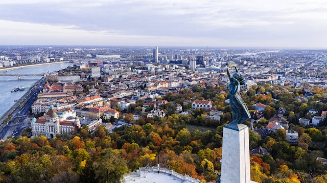 Vista panorámica de Budapest, capital de Hungría, con el río Danubio y la ciudad desde las alturas.