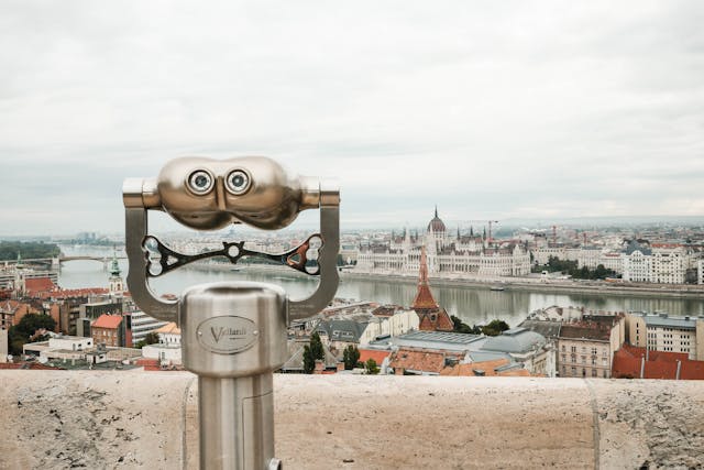 Vista panorámica de Budapest con el Parlamento de Hungría al fondo y un mirador turístico en primer plano.