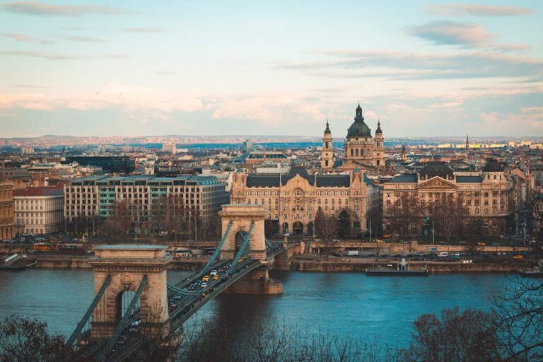 Vista de Budapest con el Puente de las Cadenas sobre el r&iacute;o Danubio y edificios hist&oacute;ricos de la capital de Hungr&iacute;a.