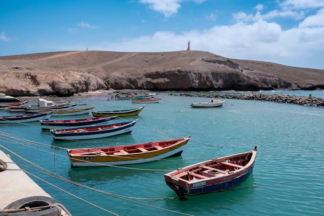 Barcos en una pequeña bahía de Cabo Verde, un país insular de África occidental formado por varias islas en el océano Atlántico.