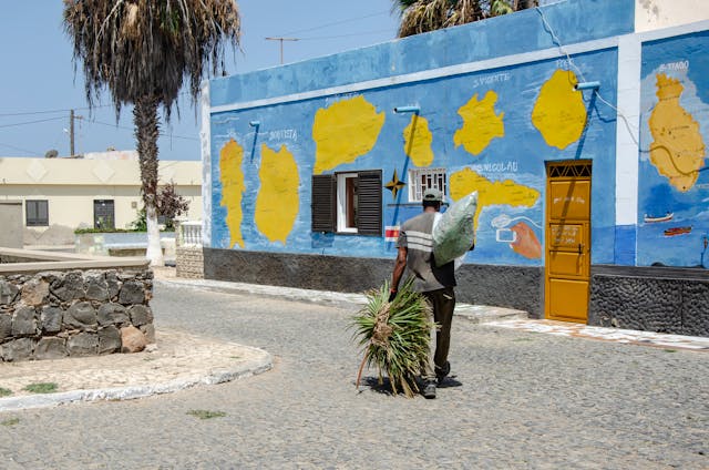 Mural con el mapa de las islas de Cabo Verde, útil para ubicar el archipiélago en el océano Atlántico.