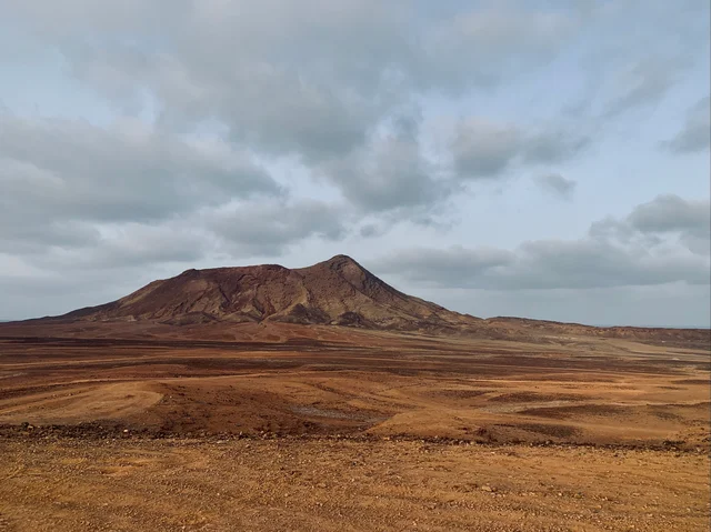 Paisaje volcánico y árido de Cabo Verde, archipiélago africano situado en el océano Atlántico.