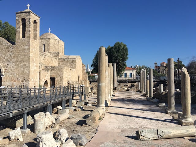 Iglesia antigua y ruinas arqueológicas en Chipre, una de las atracciones históricas para visitar en la isla.