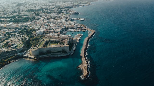 Ciudad costera de Chipre en el Mediterráneo Vista aérea de una ciudad costera de Chipre con puerto, fortaleza y aguas del mar Mediterráneo.
