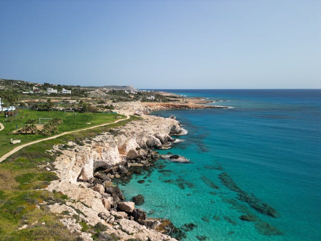 Costa de Chipre con acantilados, aguas turquesas y mar Mediterráneo, en una guía sobre su ubicación y atracciones.
