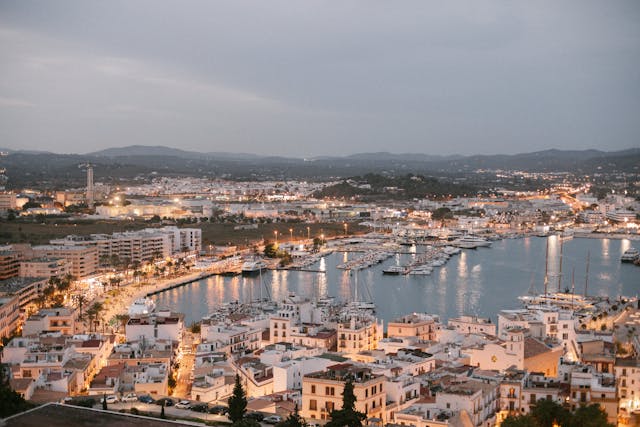 Dónde queda Ibiza: puerto, ubicación y cómo llegar a la isla Vista panorámica del puerto de Ibiza al atardecer, una imagen que ayuda a ubicar la isla dentro de las Islas Baleares y a entender cómo llegar por mar.