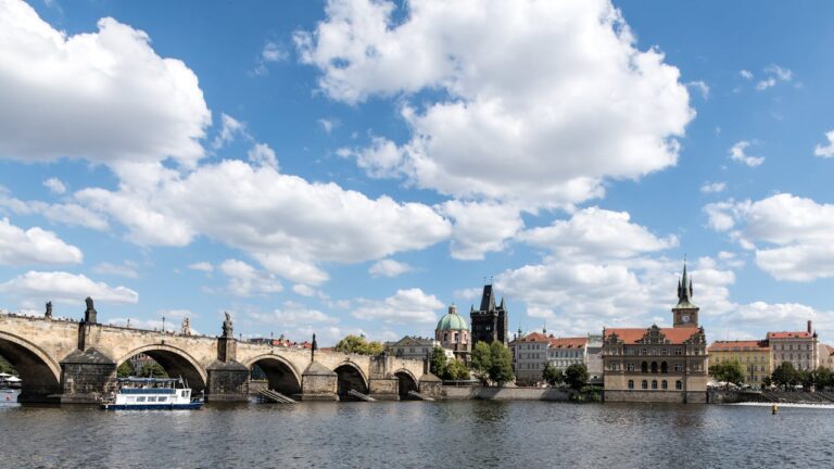Vista del Puente de Carlos sobre el r&iacute;o Moldava en Praga, capital de Rep&uacute;blica Checa.