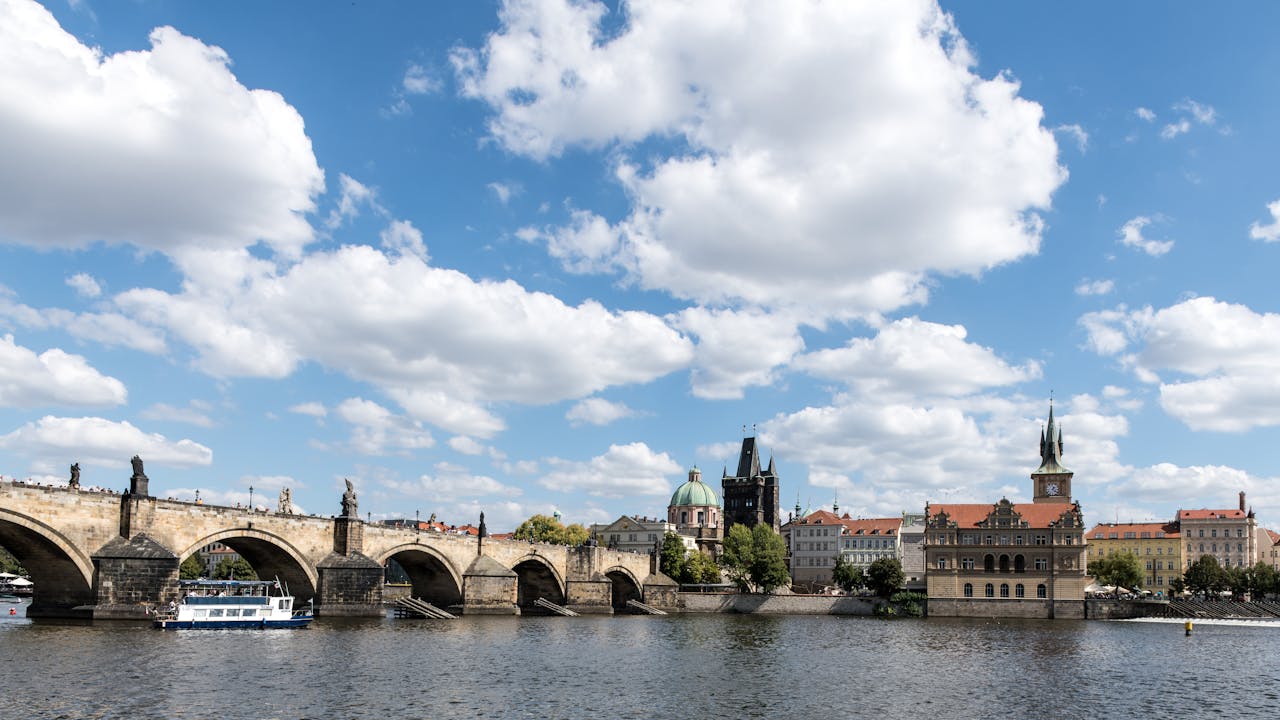 Vista del Puente de Carlos sobre el río Moldava en Praga, capital de República Checa.