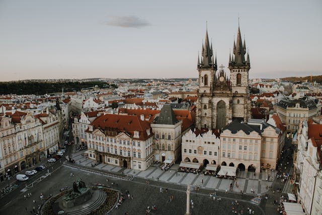 Vista aérea de la Plaza de la Ciudad Vieja de Praga, con la Iglesia de Nuestra Señora de Týn en el centro histórico.