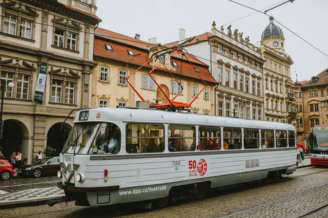 Cómo llegar y moverse en Praga: tranvía en el centro histórico Tranvía circulando por el centro histórico de Praga, una forma práctica de moverse por la capital de República Checa.