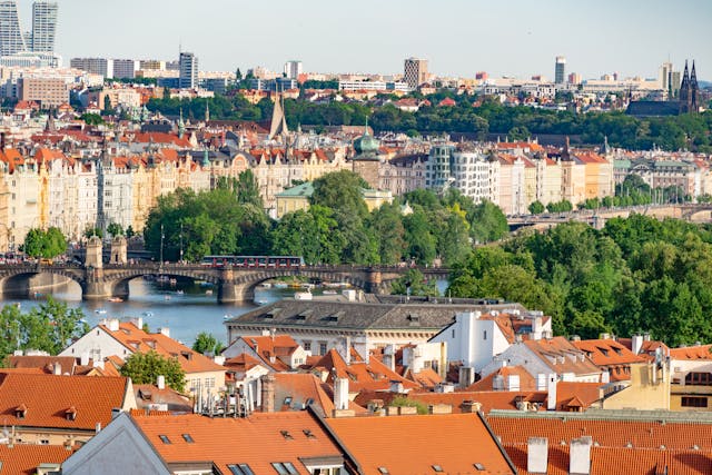 Vista panorámica de Praga con el río Moldava, puentes y edificios históricos de la capital de República Checa.