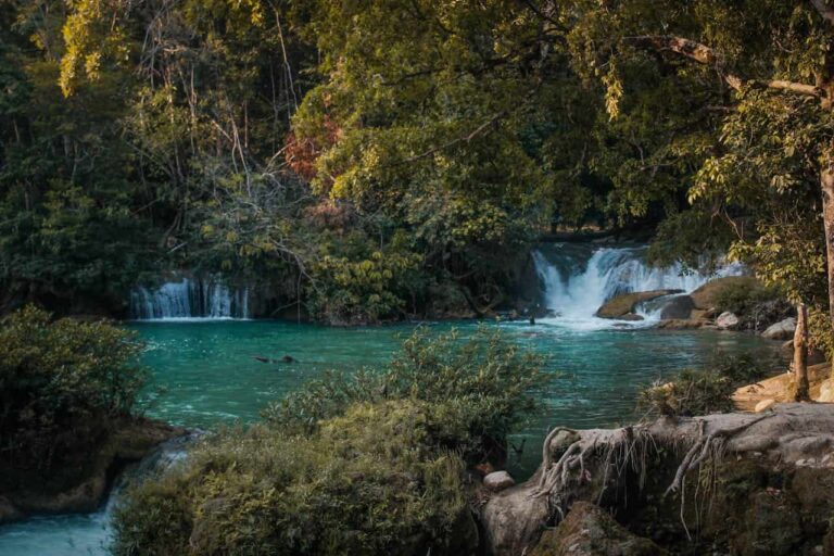 Río de agua turquesa rodeado de vegetación y pequeñas cascadas, una imagen que representa las escapadas desde Monterrey para disfrutar naturaleza, descanso y paisajes al aire libre.