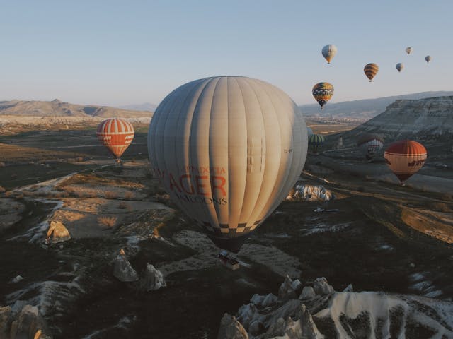 Globos aerostáticos sobre Capadocia al amanecer en Turquía.