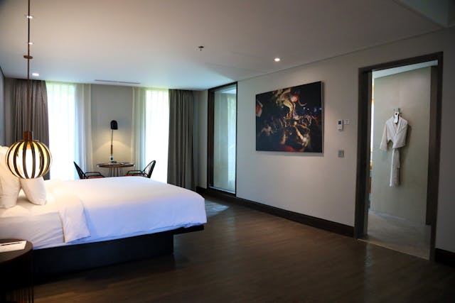 Habitación de hotel amplia y moderna, una imagen que representa una de las claves del hotel hopping: elegir distintos alojamientos durante un viaje según ubicación, precio y experiencia.