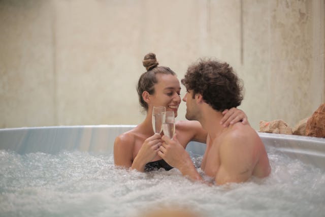 Pareja disfrutando un jacuzzi en un hotel, una imagen que representa cómo el hotel hopping puede sumar distintas experiencias de alojamiento durante un mismo viaje.